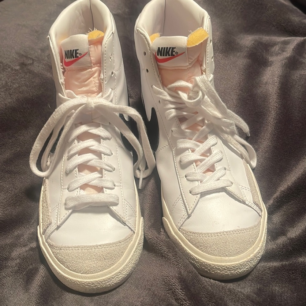 NIKE BLAZER like new size 9.5